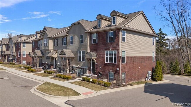 Building Photo - 2877 Hartwick Dr