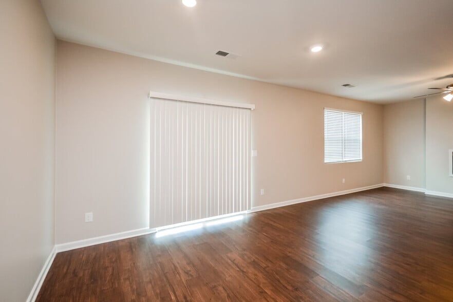 Building Photo - 612 Moorings Ave
