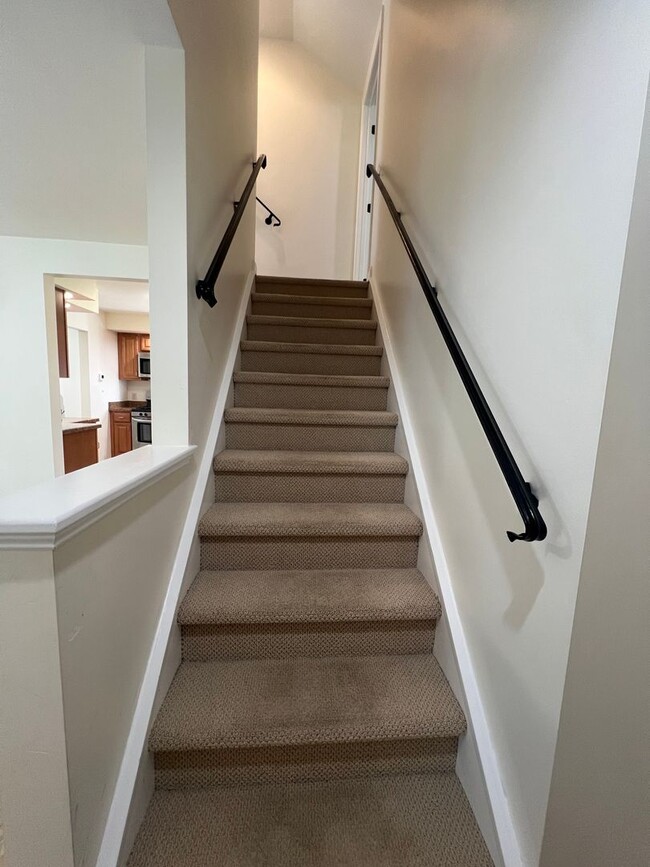 Building Photo - 3 Bed, 1.5 Bath Near U of R, Strong & Coll...