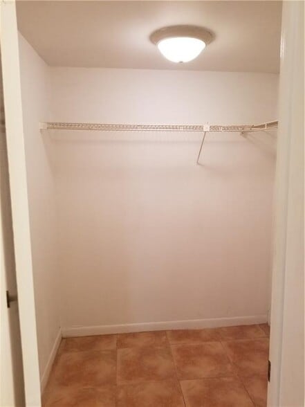 Building Photo - 430 Commodore Dr