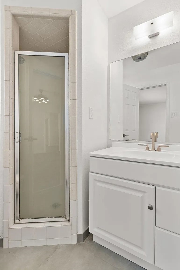 Master bathroom Shower - 1907 Moonlight Dr