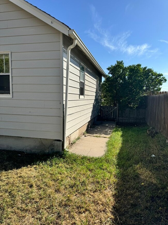 Building Photo - 2114 E 11th St