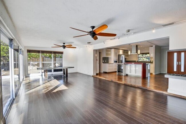 Building Photo - 2740 NE 34th St