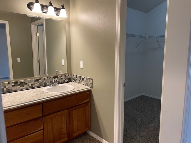 Building Photo - Custom Townhome in Camas School District! Stainless Steel Appliances and A/C!