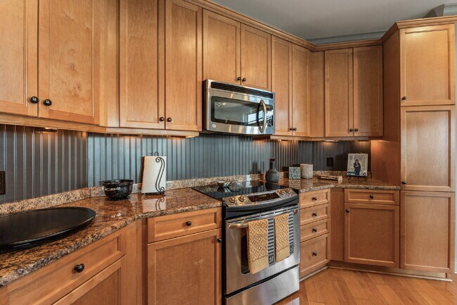 Building Photo - Luxury resort-style living: Fully furnished condo on the Cumberland River less than 25 miles from...