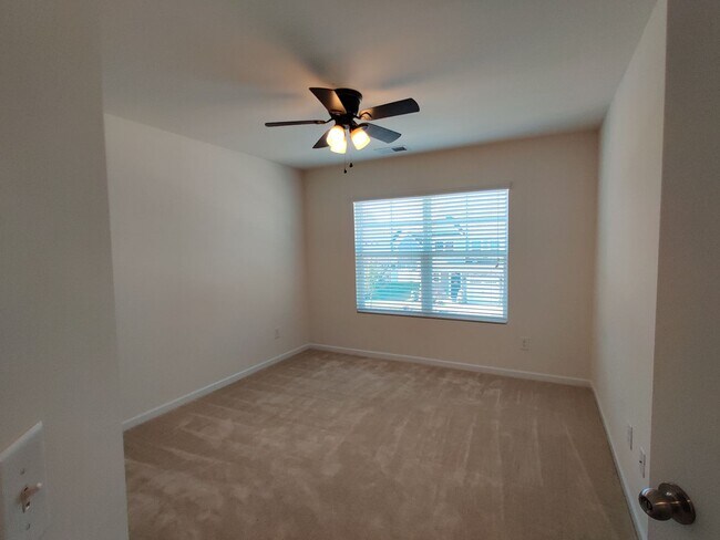 Building Photo - 4 Bedroom, 2.5 Bath Townhome in Savannah Townhomes