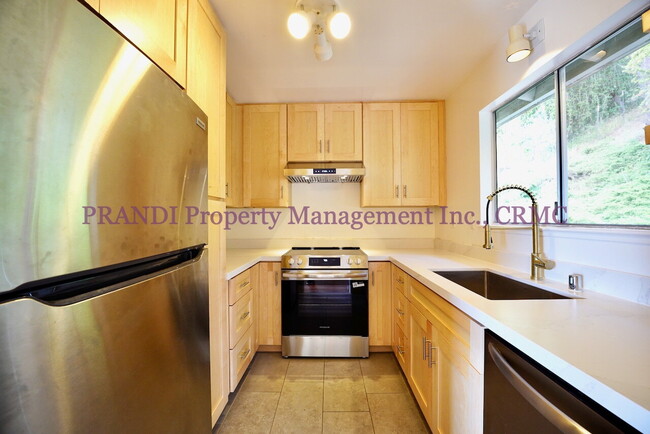 Building Photo - Bright and Cheerful Home in Tam Valley wit...