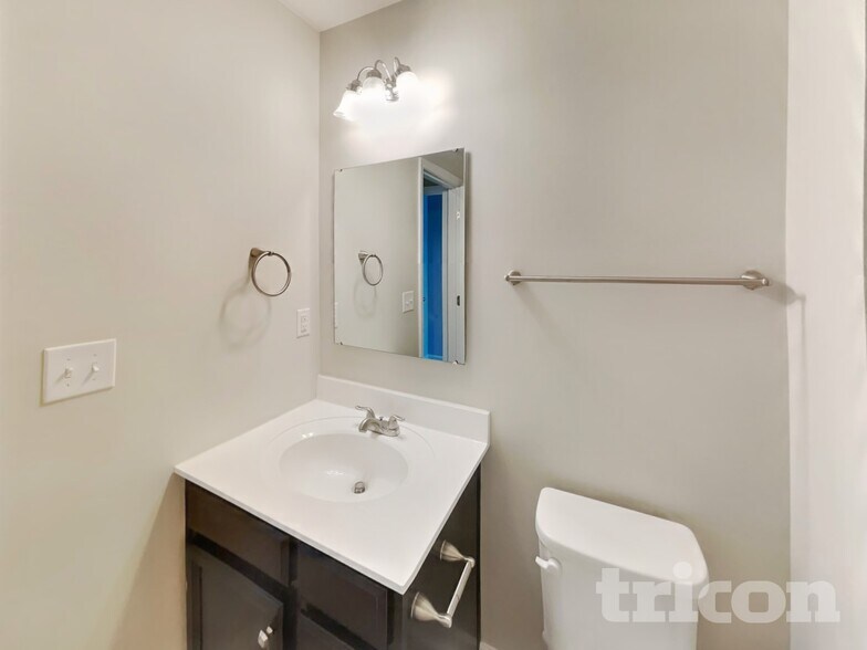 Building Photo - 2424 Solomon Ln