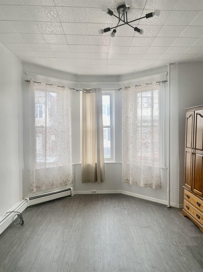 Building Photo - 122 W 20th St