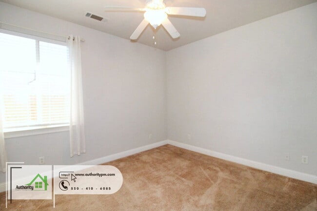 Building Photo - 2052 Hedgerow Ave
