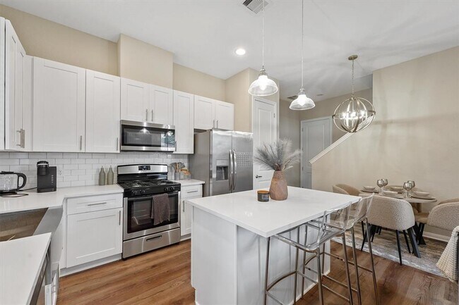 Building Photo - 5620 Madison St