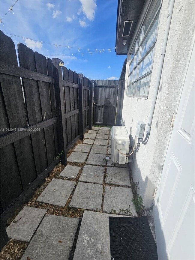 Building Photo - 954 SE 1st St