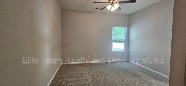 Building Photo - 2715 Meadow Knoll Dr