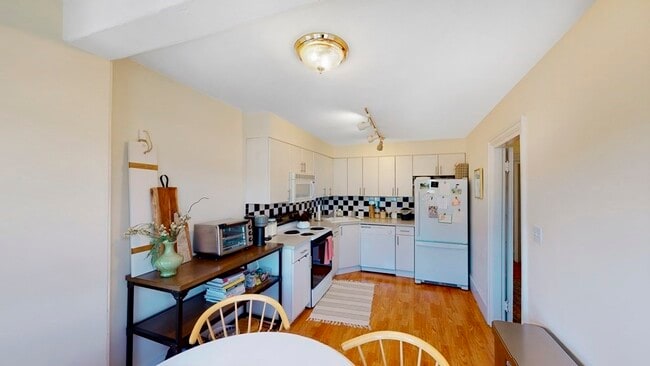 Building Photo - 2 Brimmer 5