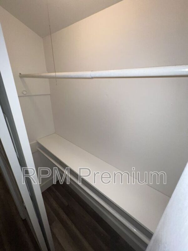 Building Photo - 464 Wilton Dr