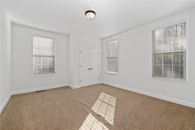 Building Photo - 6440 Century Park Pl SE