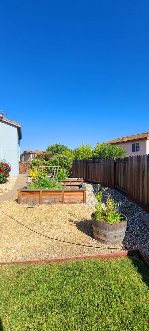 Building Photo - BEAUTIFULLY MAINTAINED SINGLE FAMILY HOME ...