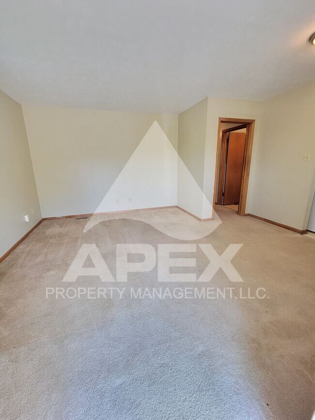 Building Photo - MOVE-IN SPECIAL, $1 RENT!! - Spacious Ground Floor 2 Bd - 1Ba Apartment in Fountain City -- END U...