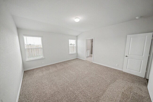 Building Photo - Like-New Cibolo Home with Flexible Living Space - Realtor Commission: $500