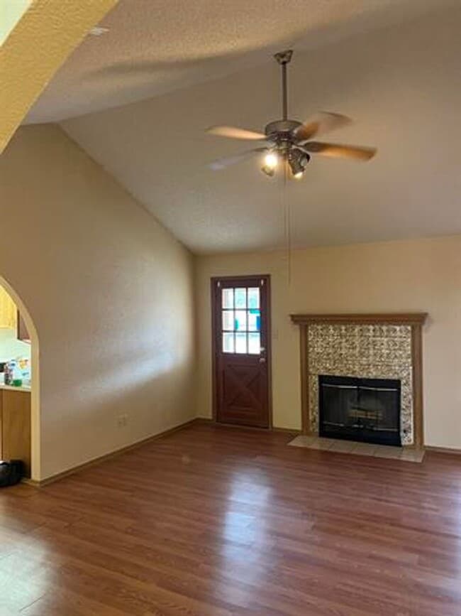 Building Photo - Lovely 3 Bedroom 2 bathroom home with pool