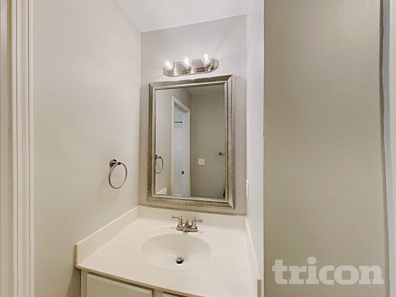 Building Photo - 3012 Brittany Dr