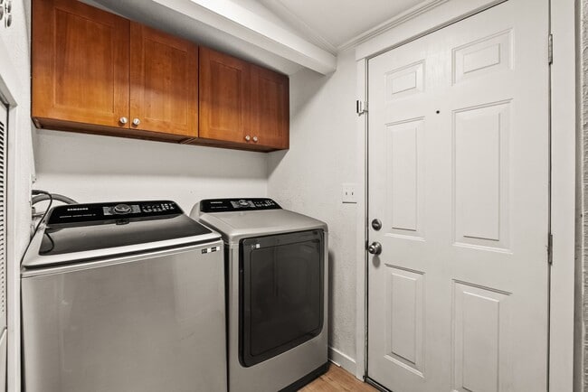 Building Photo - Updated and Spacious 3 bedroom in Timberlakes