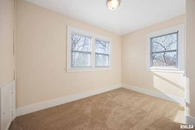 Building Photo - 400 E Virginia Ave