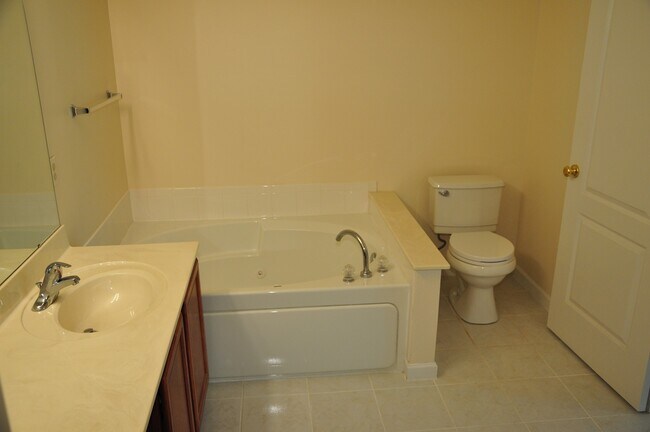 Building Photo - 470 Summit Tree Ct
