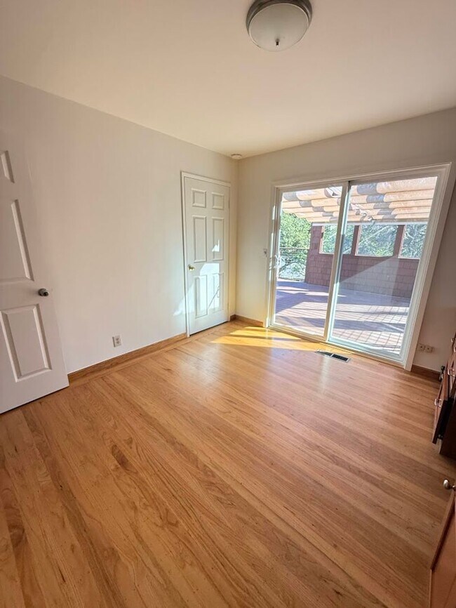 Building Photo - Charming 3-4 Bed/3 Bath Home in Belmont wi...
