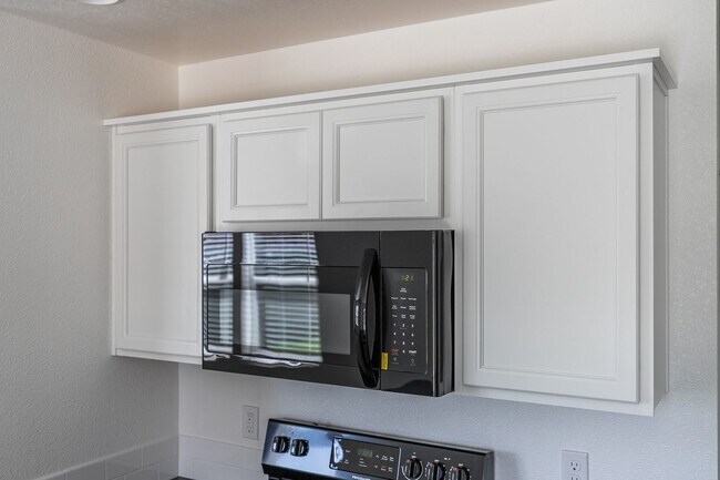 Building Photo - 3 Bedroom Townhome Available