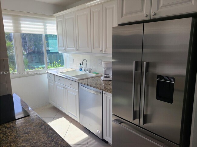 Building Photo - 180 Isle of Venice Dr