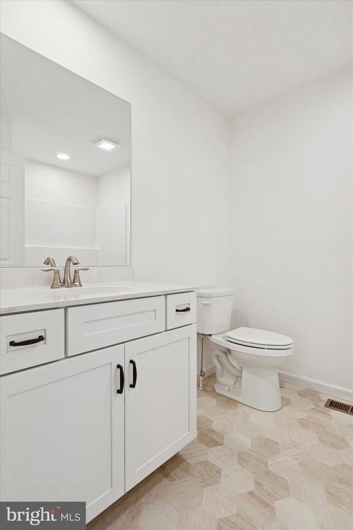 Building Photo - 140 SILVERSMITH Rd