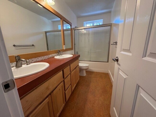 Building Photo - West Side Location