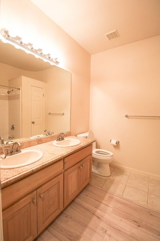 Building Photo - 34 Silverhorn Dr