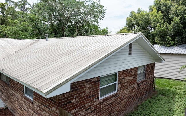 Building Photo - 1155 SE Magnolia Loop