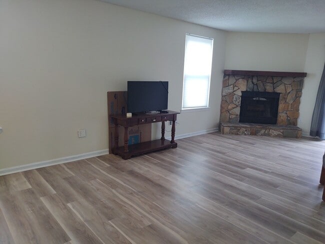 Building Photo - Charming 2 bedroom with enormous backyard.
