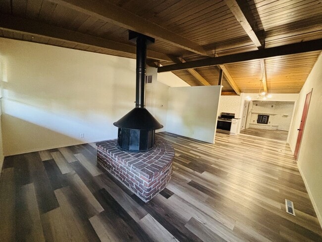 Building Photo - Quirky Mid-Century 3BR with High Beam Ceilings + Fenced Yard – $1,550