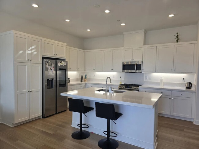 Building Photo - Bright 1-Bed Top-Floor Haven w/ In-Unit Laundry, Central AC & Attached Garage – Valencia