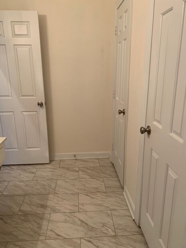 Building Photo - Great condo, GREAT PRICE! APPLY NOW!!