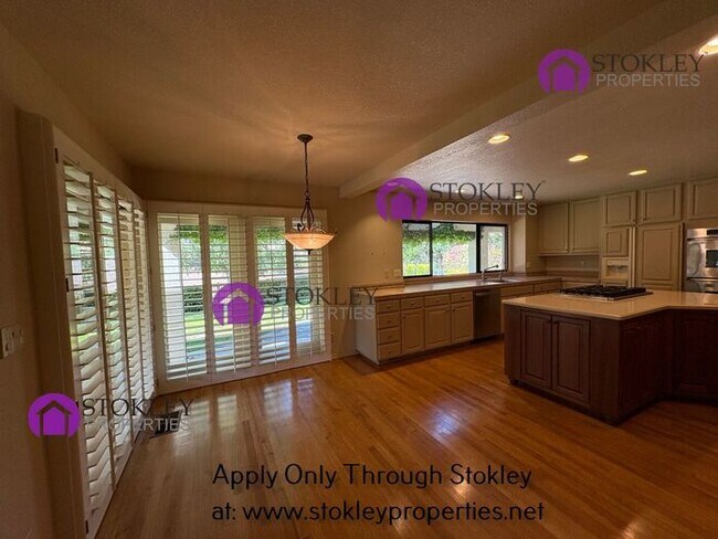 Building Photo - 270 Live Oak Dr