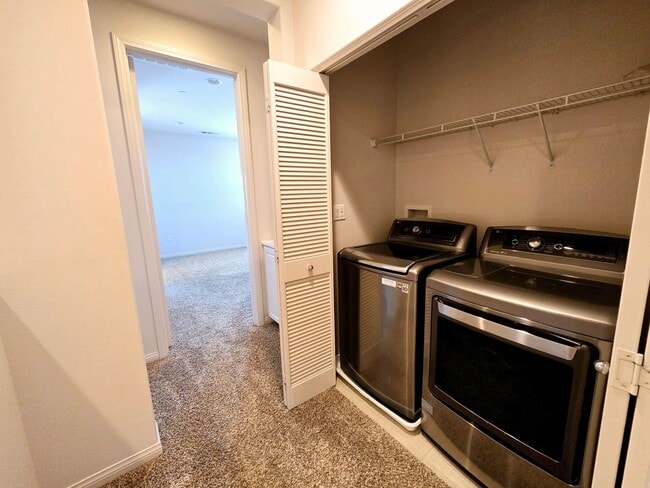 Building Photo - Tri-level Townhome in Prime Fullerton Location!