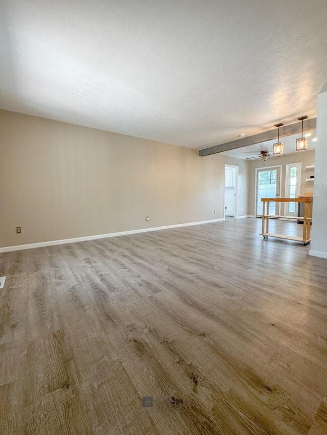 Building Photo - NEWLY UPDATED 2 BED/ 1 BATH SINGLE FAMILY ...