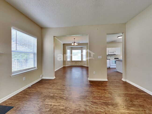 Building Photo - 104 Creekside Drive