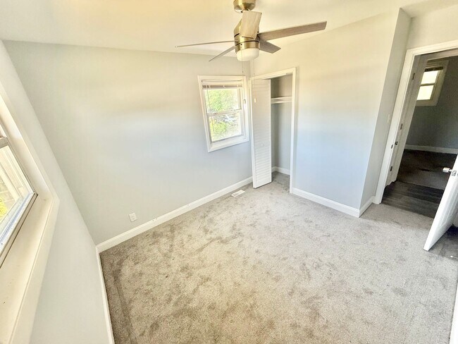 Building Photo - ***3 Bed Ranch with off-street parking and large yard!