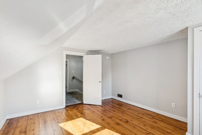 Building Photo - 140 Sawyer St