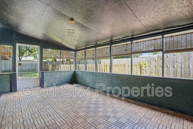 Building Photo - 703 Pineview Ct