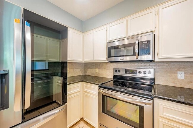 Building Photo - 6616 Mesa Hollow Dr