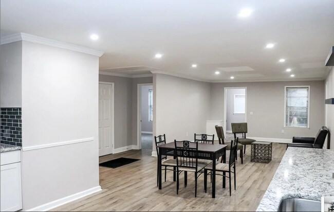 Building Photo - 136 Skyline Dr