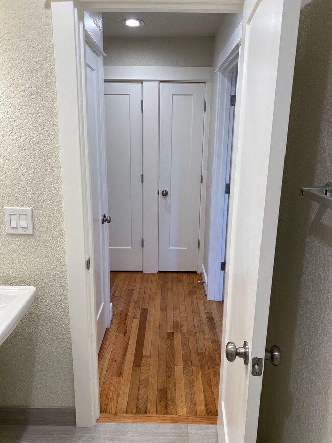 Building Photo - Modern Vintage Alberta Arts  1250sqft 1BR-...