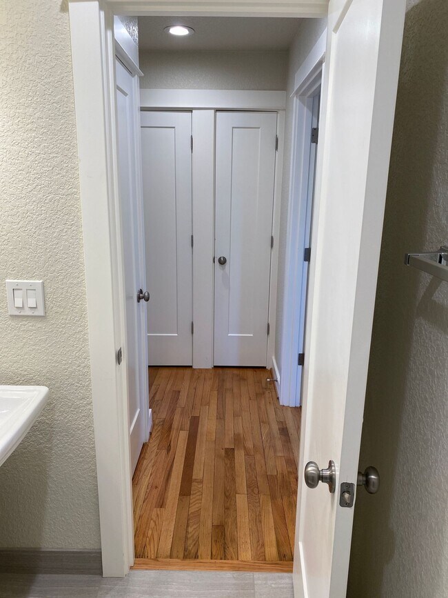 Building Photo - New Modern Updates 1250sf Hardwoods Baseme...